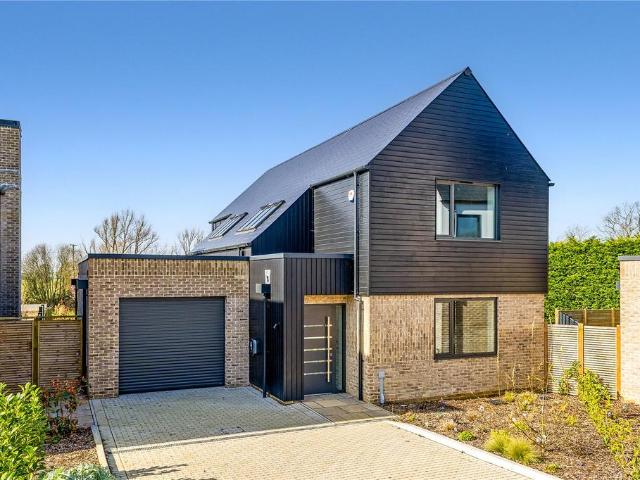Sandpiper Close, Appledore, Ashford. 4 bed detached house to rent £2,950 pcm £681 pw