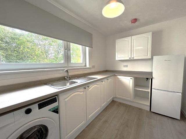 Sandpiper Drive, East Kilbride G75 2 bed flat to rent £795 pcm £183 pw