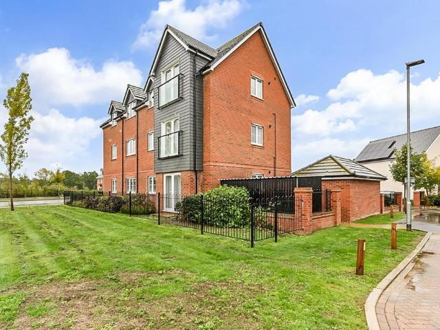 Sandpiper Road, Chichester 2 bed apartment to rent £1,350 pcm £312 pw