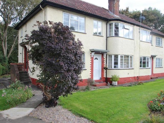 Sandringham Crescent, Leeds, West. 2 bed flat to rent £900 pcm £208 pw