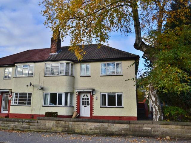 Sandringham Drive, Leeds LS17 2 bed flat to rent £900 pcm £208 pw