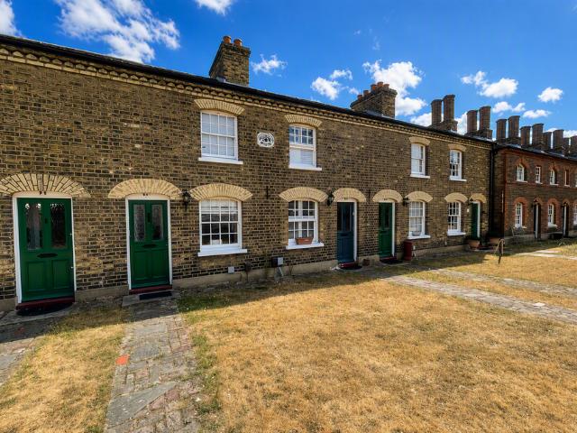 Sandringham Gardens, Ilford, IG6 2 bed cottage to rent £2,000 pcm £462 pw