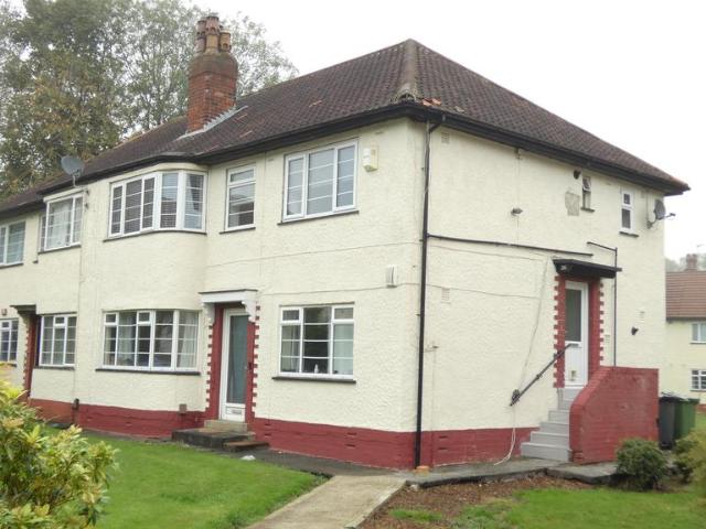Sandringham Gardens, Leeds LS17 2 bed flat to rent £950 pcm £219 pw