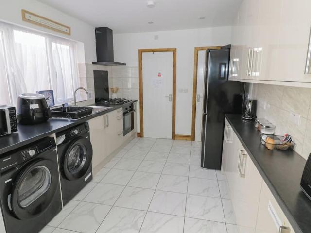 Sandwell, B71 1PJ, United Kingdom | 4 bed townhouse for rent #166728647 | Rentberry