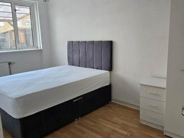Sandy Drive, Feltham TW14, 3 bed flat to rent, £2,300 pcm | PrimeLocation