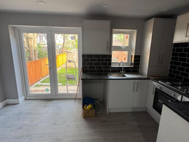 Sandy hill Road, Ilford IG1 5 bed terraced house to rent £2,900 pcm £669 pw