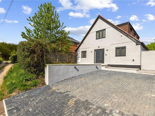 Sandy Lane, Chobham, Surrey, GU24 5 bed detached house to rent £4,250 pcm £981 pw