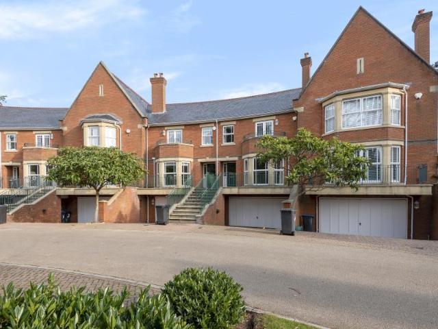 Sandy Lane, St Ann's Park, GU25 4TA 5 bed terraced house to rent £4,500 pcm £1,038 pw