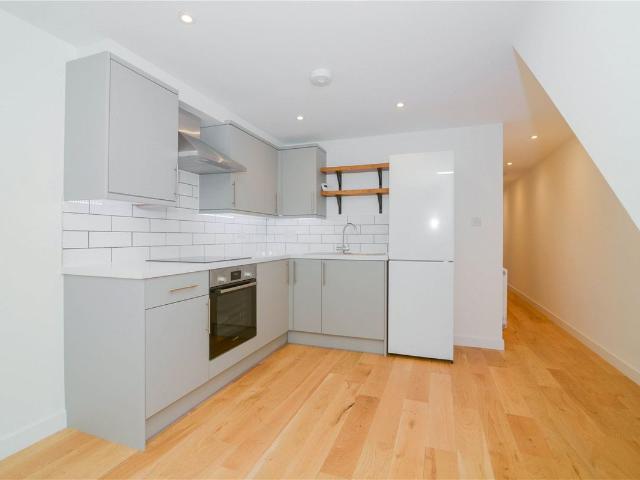 Sandycombe Road, Richmond TW9, 2 bed flat to rent, £1,900 pcm | PrimeLocation