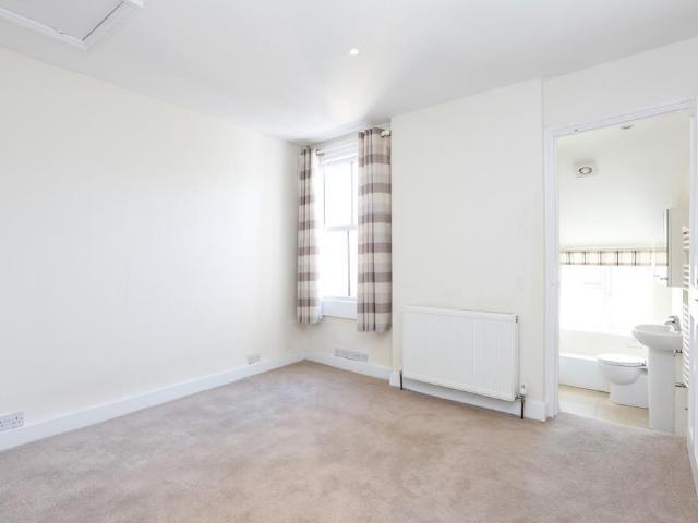 Sandycombe Road, Richmond TW9 2 bed terraced house to rent £2,400 pcm £554 pw