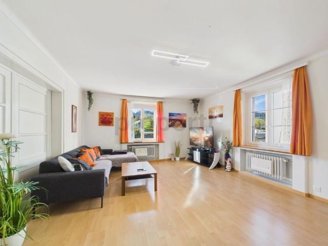 Sanfte Aussicht in Schüpfheim, Fünf Schlafzimmer für viel Platz, Renoviertes Traditionsgebäude mit Balkon