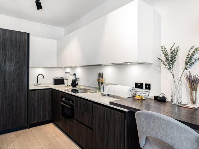Sangora Road, Battersea, London, SW11 1 bed flat to rent £2,500 pcm £577 pw