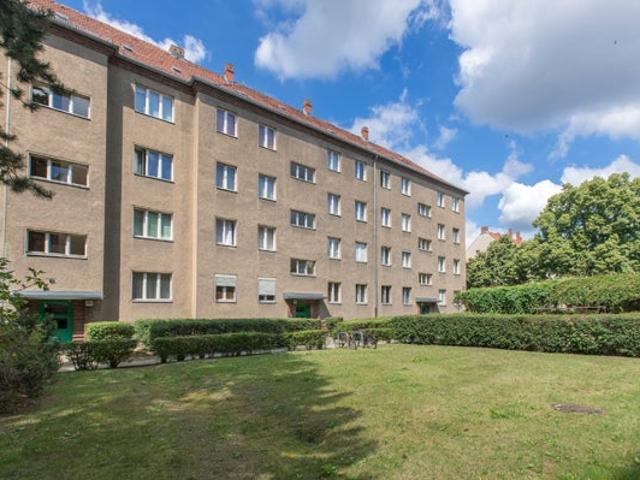 Saniert mit neuen Fenstern
