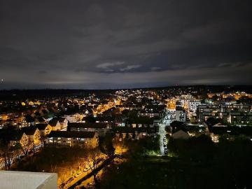 Saniert und unvermietet: 2 Zi Apartment mit Penthouse Charakter