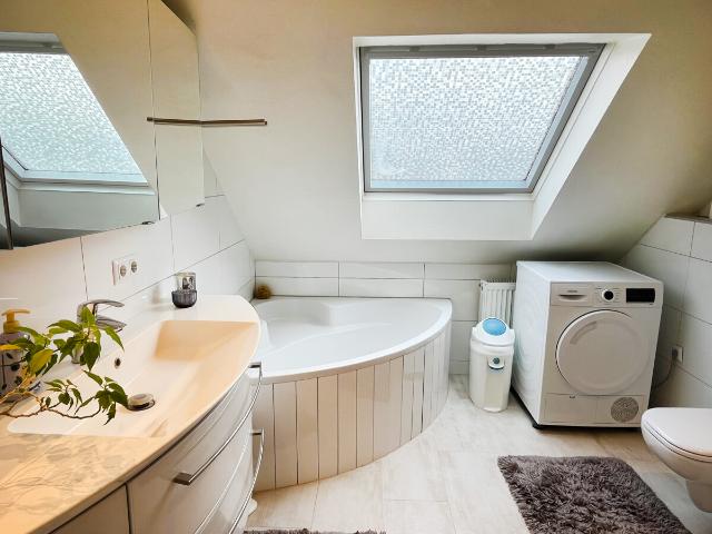 Sanierte 4 Zimmer Traumwohnung mit Tageslichtbad