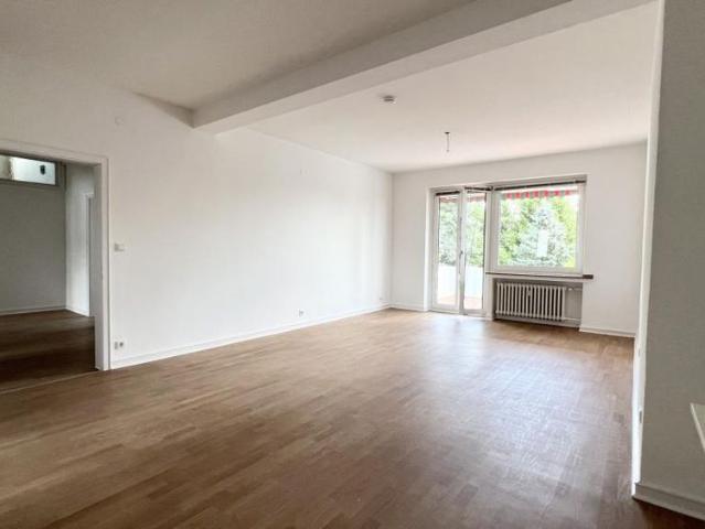 Sanierte 4 Zimmerwohnung mit Altbaucharme und Gartenblick in Bensberg !