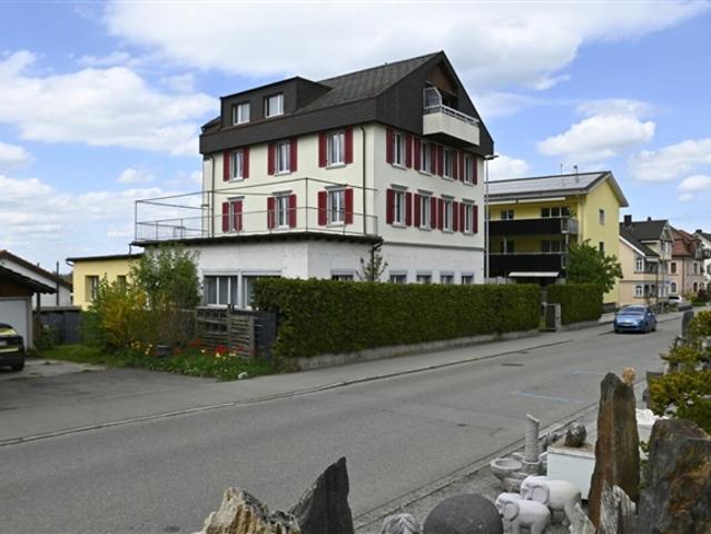 Sanierte 4.5 Zimmer Wohnung im 1. OG mit Nähe zum Bahnhof