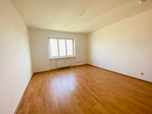 Sanierte 2 Raum Wohnung mit Balkon !