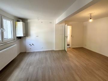 Sanierte 2 Zimmer Wohnung mit eigenem Eingang & optionaler Garage