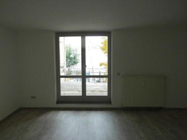 Sanierte 2 Zimmer Wohnung mit großem Balkon im 1. Obergeschoß im Stadtzentrum!