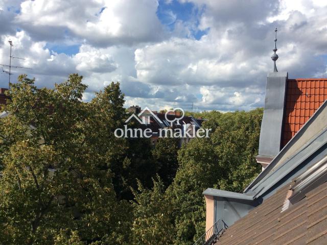 Sanierte 2 Zimmer Dachgeschosswohnung mit Dachterrasse – bezugsfrei in Berlin Neukölln