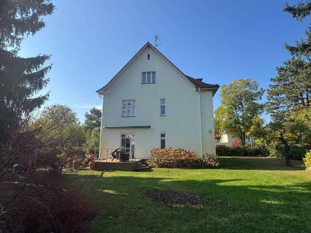 Sanierte 2 Zimmer Dachgeschosswohnung mit Gartenblick in bester Zehlendorfer Lage