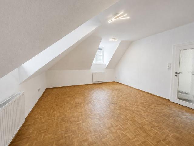 Sanierte 2 Zimmer Dachgeschosswohnung in zentraler Lage