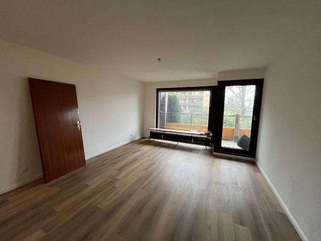 sanierte 2 Zimmer Hochparterrewohnung mit großem Balkon, Fahrstuhl, neuer EBK + TG Stellplatz