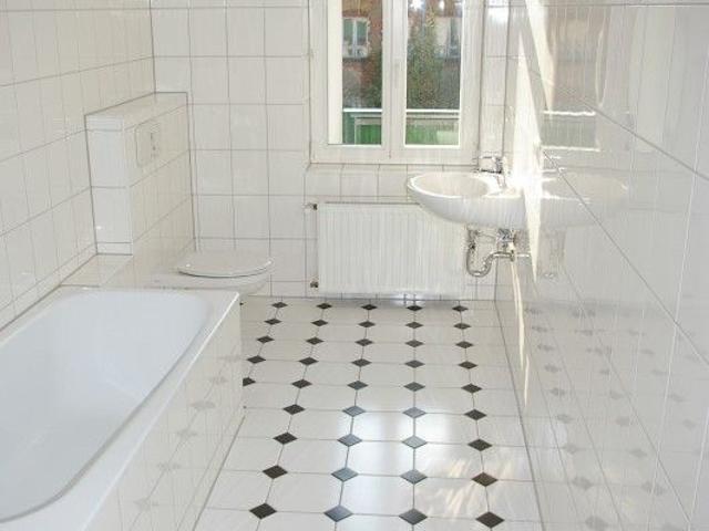 Sanierte 2 Zimmerwohnung mit Balkon und Laminatfußboden !
