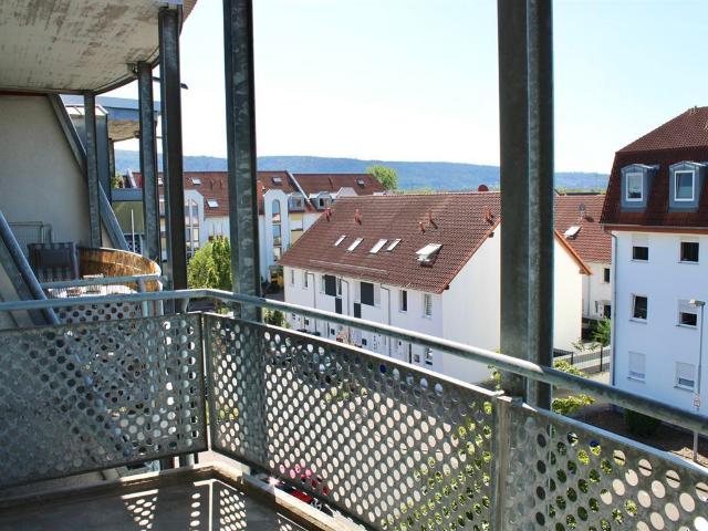 Sanierte 2 Zimmerwohnung mit großzügigen Balkon, Außenstellplatz und Garage sofort bezugsfrei