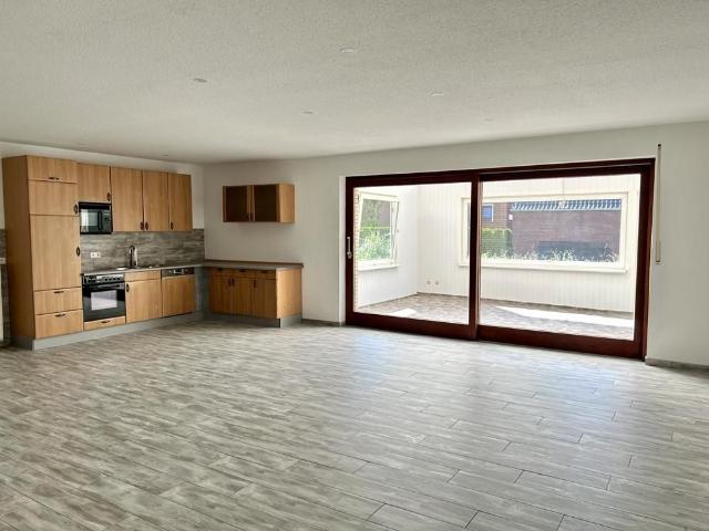 Sanierte 2 Zimmerwohnung mit Küche und Wintergarten!