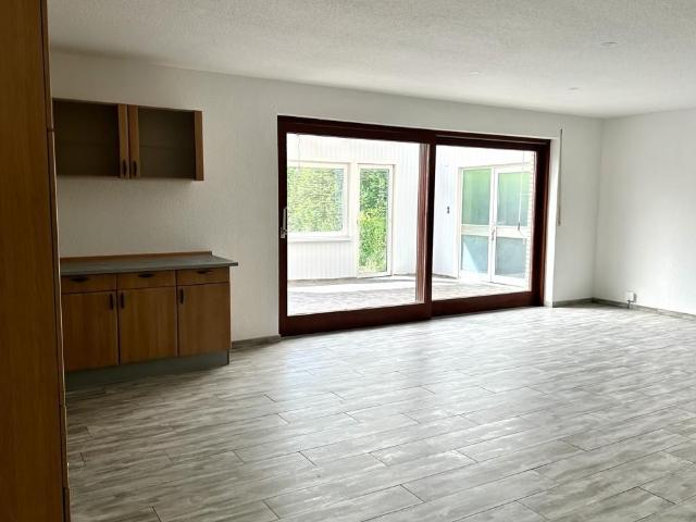 Sanierte 2 Zimmerwohnung mit Küche und Wintergarten!