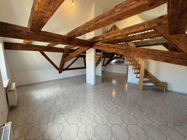 Sanierte 2,5 Zimmer Dachgeschoss Wohnung mit Sichtbalken und Designbad