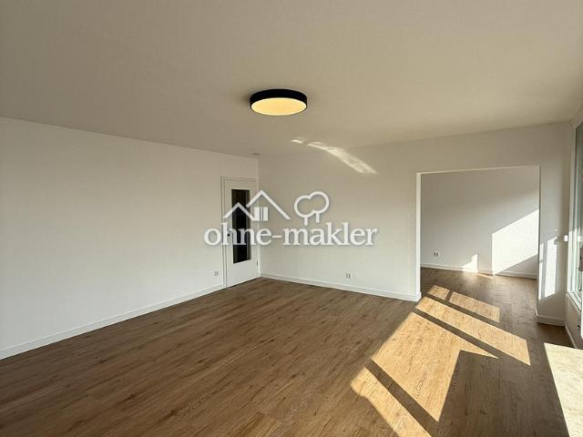 Sanierte 2,5 ZKB Wohnung, Balkon, Aufzug & Garage im Herzen von Siegen!
