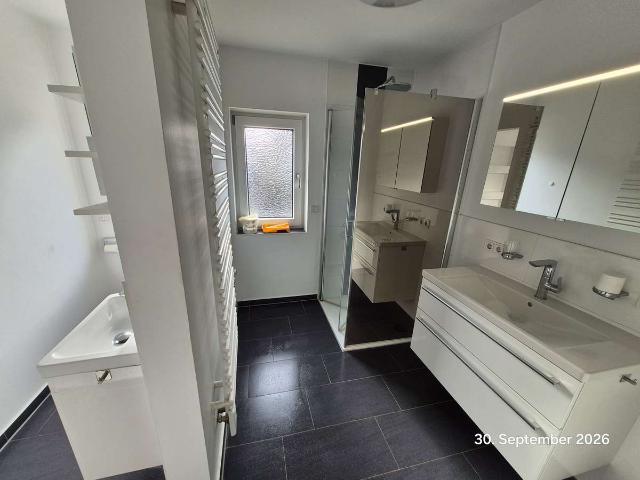 Sanierte 3 Zimmer Wohnung mit Terrasse, Einbauküche & Stellplatz