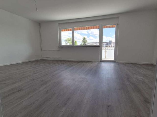 Sanierte 3 Zimmer Wohnung mit Balkon & Einbauküche