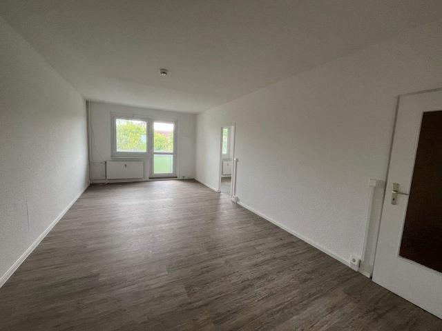 Sanierte 3 Zimmer Wohnung mit Balkon und EBK auf Wunsch!