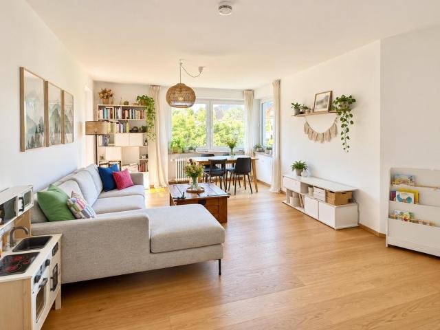 Sanierte 2,5 Zimmer Wohnung mit Süd Loggia, 2 Bädern und Grünblick