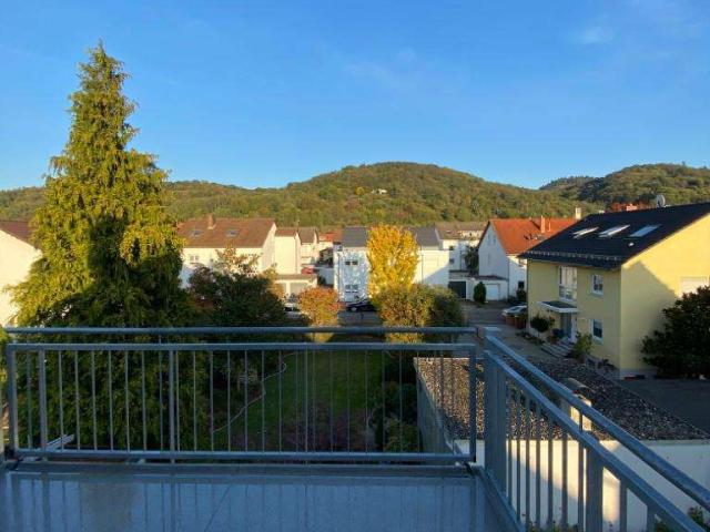 Sanierte 3 Zimmer Wohnung im DG