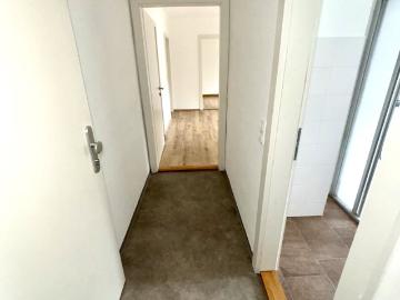 sanierte 3 zimmer wohnung in steyr münichholz: helle wohnräume, großzügige küche, moderne dusche, flexibler grundriss und idyllischer grünblick – ruhiges wohnen mit bester infrastruktur!