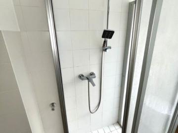 Sanierte 3 Zimmer Wohnung in Steyr Münichholz: Helle Wohnräume, großzügige Küche, moderne Dusche, flexibler Grundriss und idyllischer Grünblick – ruhiges Wohnen mit bester Infrastruktur!