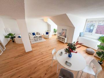 Sanierte 3 Zimmer Dachgeschosswohnung im Herzen von Wiener Neustadt – mit Stadt & Fernblick!