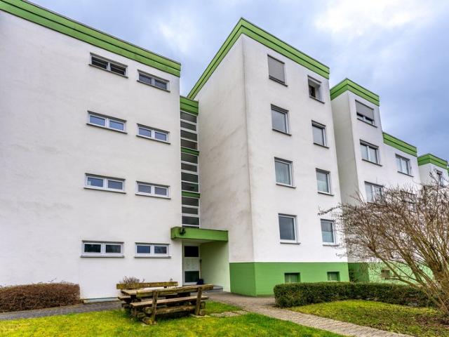 Sanierte 3,5 Zimmer Wohnung mit übergroßer Loggia in ruhiger Lage