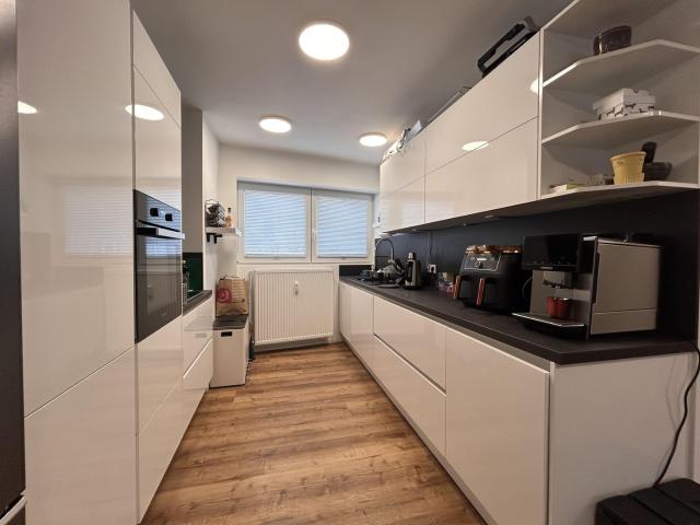 Sanierte und großzügige 2,5 Zimmer Wohnung mit Wintergarten!