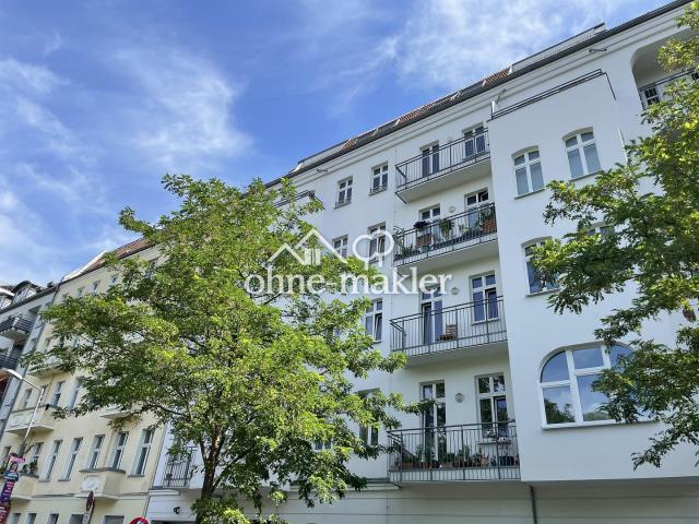 Sanierte Altbauwohnung mit Balkon und Design Akzenten in Friedrichshain