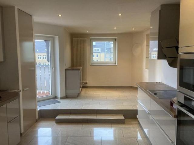 Sanierte Altbauwohnung mit großem Balkon, Küche & Garage im Klinikviertel