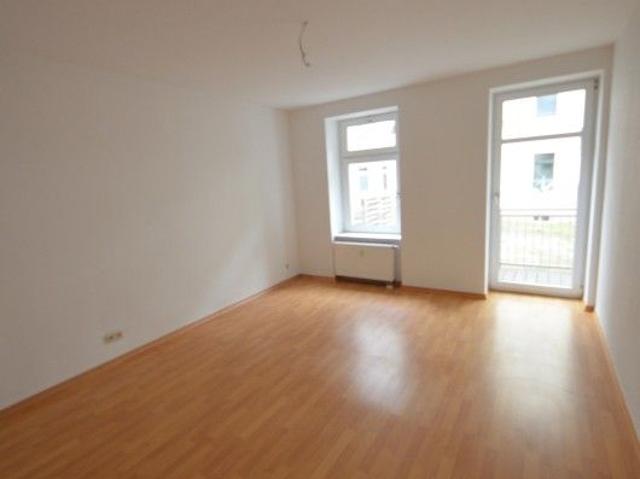 Sanierte Altbauwohnung Laminatboden und Balkon im ruhigen Hofgebäude!