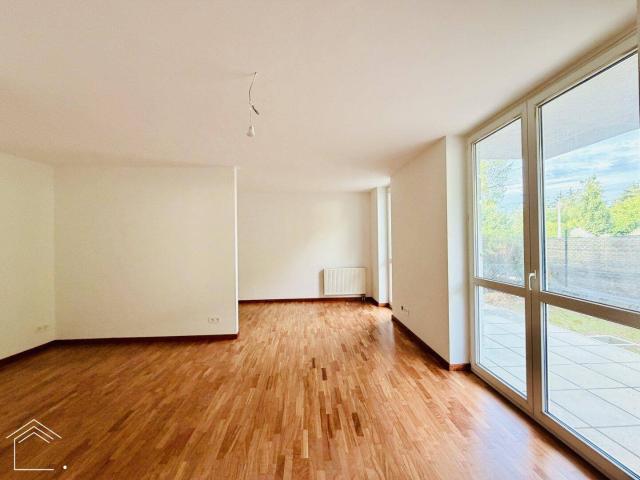 Sanierte, barrierefreie Wohnung mit kleinem Garten und Garage
