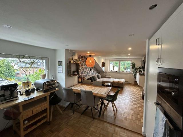 Sanierte DG Wohnung mit eigenen Garten und KFZ Stellplatz