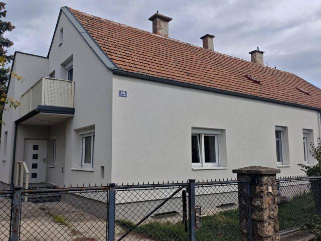 Sanierte Doppelhaushälfte in Ternitz, 4 Zimmer, Garten, Balkon & Grünblick!